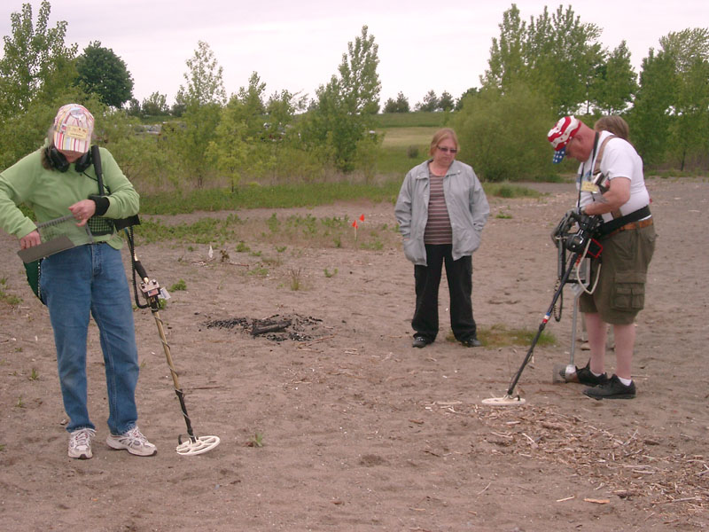 Hunt Field - Lynn & John Howard Emptying their baskets